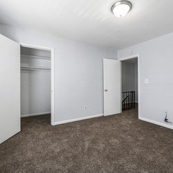 carpeted bedroom at The Oakley, located in Tuscaloosa, AL