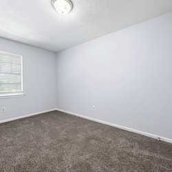 carpeted bedroom at The Oakley, located in Tuscaloosa, AL