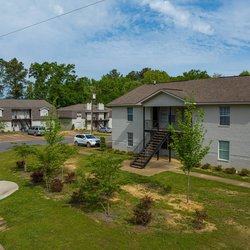 beautiful building at Copper Creek Apartments located in Tuscaloosa, AL