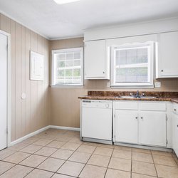 updated kitchen at Copper Creek Apartments located in Tuscaloosa, AL