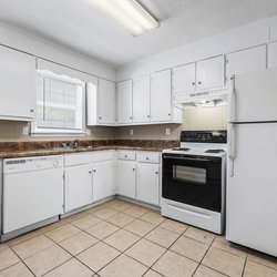 updated kitchen at Copper Creek Apartments located in Tuscaloosa, AL