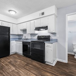 updated kitchen at Copper Creek Apartments located in Tuscaloosa, AL