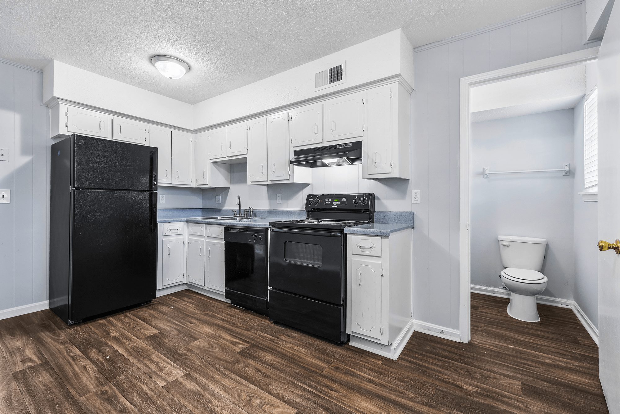 updated kitchen at Copper Creek Apartments located in Tuscaloosa, AL