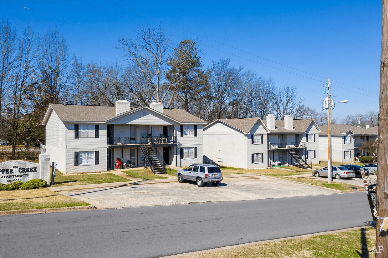 beautiful building at Copper Creek Apartments located in Tuscaloosa, AL