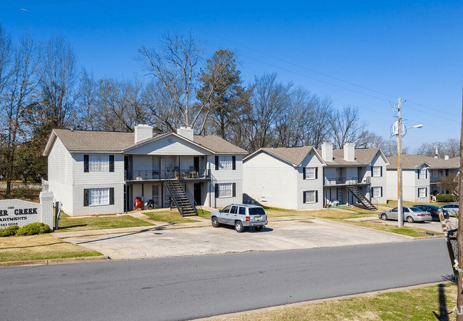 beautiful building at Copper Creek Apartments located in Tuscaloosa, AL