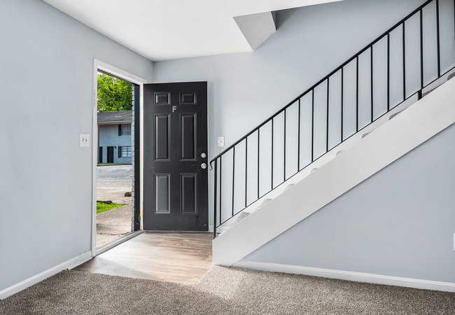 interior apartment staircase at Copper Creek Apartments located in Tuscaloosa, AL